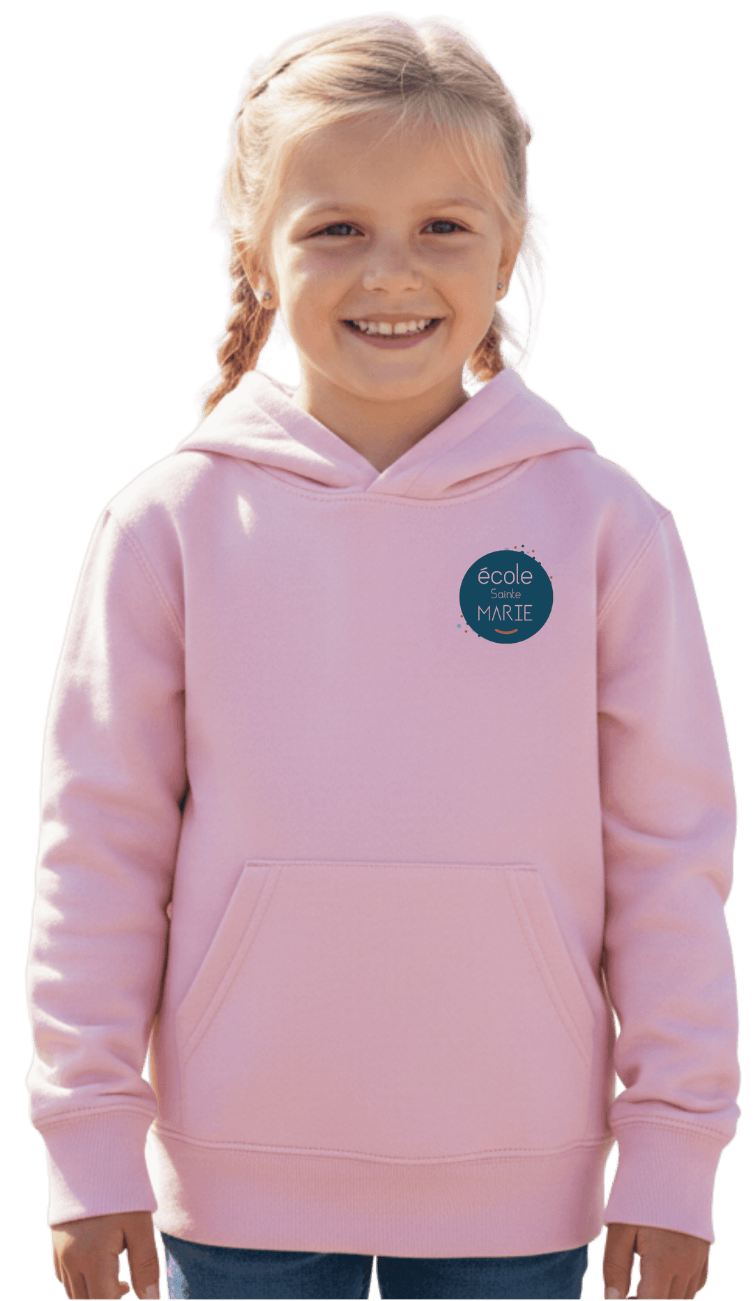 Petite fille souriante portant le sweat rose de l'école